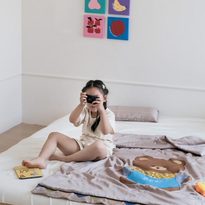 91家纺网 家纺一手货源 找家纺 喜多兔儿童家纺 2025新款小惊喜儿童蚕丝蛋白天丝抗菌夏凉被 卡其色围兜小熊