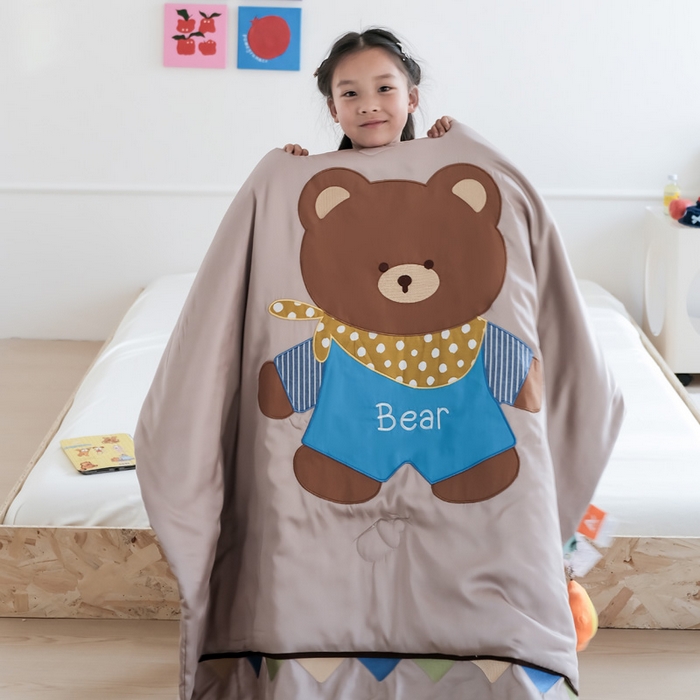 91家纺网 家纺一手货源 找家纺 喜多兔儿童家纺 2025新款小惊喜儿童蚕丝蛋白天丝抗菌夏凉被 卡其色围兜小熊