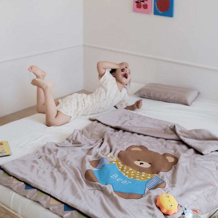 91家纺网 家纺一手货源 找家纺 喜多兔儿童家纺 2025新款小惊喜儿童蚕丝蛋白天丝抗菌夏凉被 卡其色围兜小熊