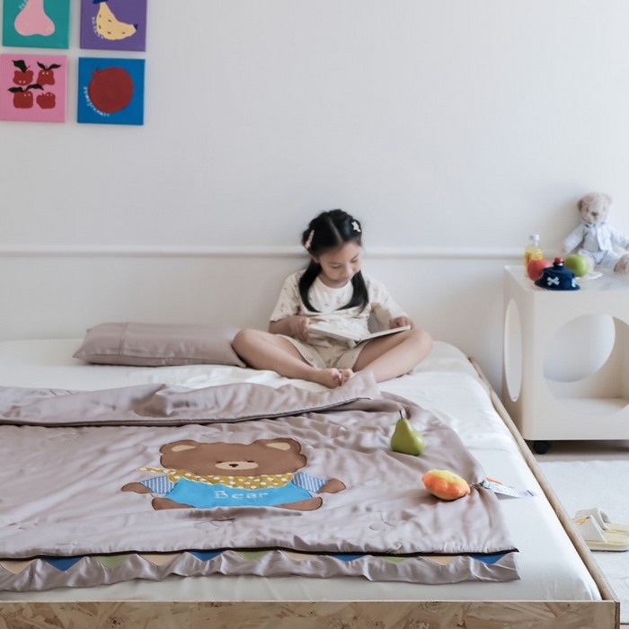 91家纺网 家纺一手货源 找家纺 喜多兔儿童家纺 2025新款小惊喜儿童蚕丝蛋白天丝抗菌夏凉被 卡其色围兜小熊