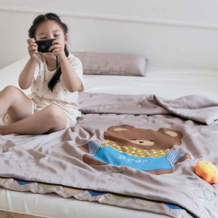 91家纺网 家纺一手货源 找家纺 喜多兔儿童家纺 2025新款小惊喜儿童蚕丝蛋白天丝抗菌夏凉被 卡其色围兜小熊