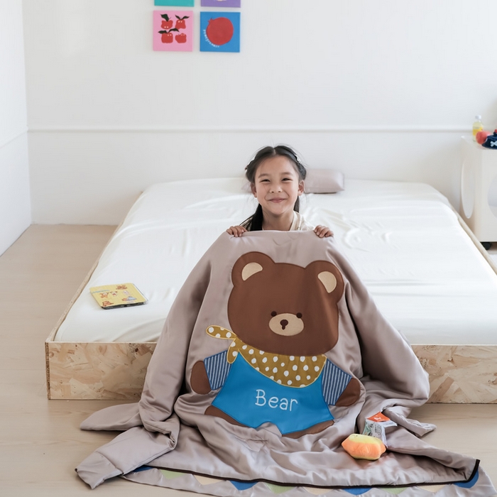 91家纺网 家纺一手货源 找家纺 喜多兔儿童家纺 2025新款小惊喜儿童蚕丝蛋白天丝抗菌夏凉被 卡其色围兜小熊