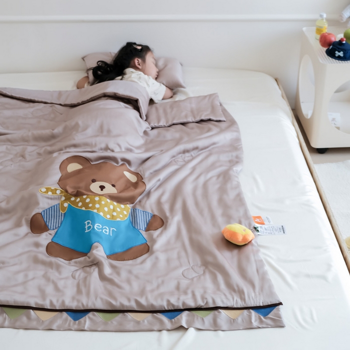 91家纺网 家纺一手货源 找家纺 喜多兔儿童家纺 2025新款小惊喜儿童蚕丝蛋白天丝抗菌夏凉被 卡其色围兜小熊