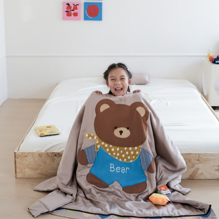 91家纺网 家纺一手货源 找家纺 喜多兔儿童家纺 2025新款小惊喜儿童蚕丝蛋白天丝抗菌夏凉被 卡其色围兜小熊