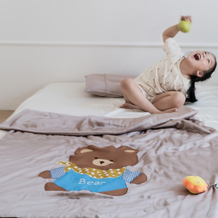 91家纺网 家纺一手货源 找家纺 喜多兔儿童家纺 2025新款小惊喜儿童蚕丝蛋白天丝抗菌夏凉被 卡其色围兜小熊