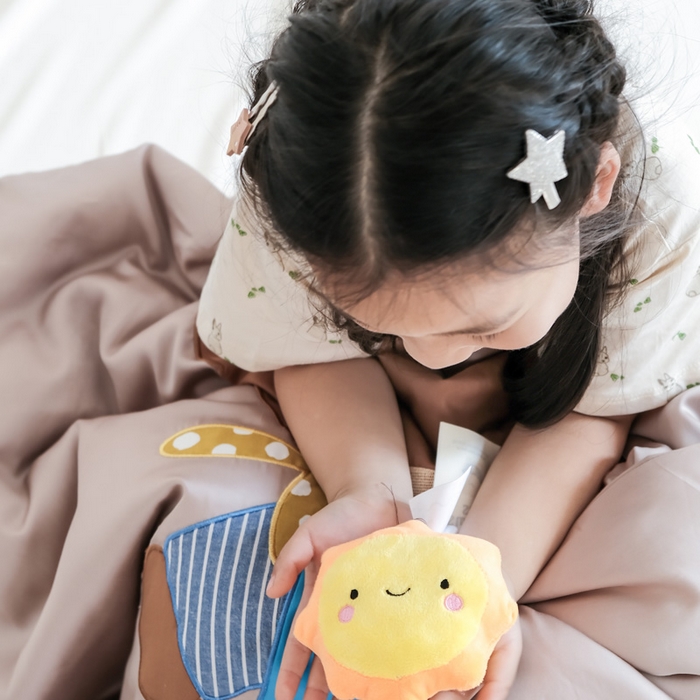 91家纺网 家纺一手货源 找家纺 喜多兔儿童家纺 2025新款小惊喜儿童蚕丝蛋白天丝抗菌夏凉被 卡其色围兜小熊