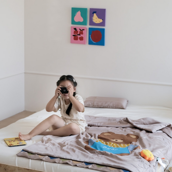 91家纺网 家纺一手货源 找家纺 喜多兔儿童家纺 2025新款小惊喜儿童蚕丝蛋白天丝抗菌夏凉被 卡其色围兜小熊