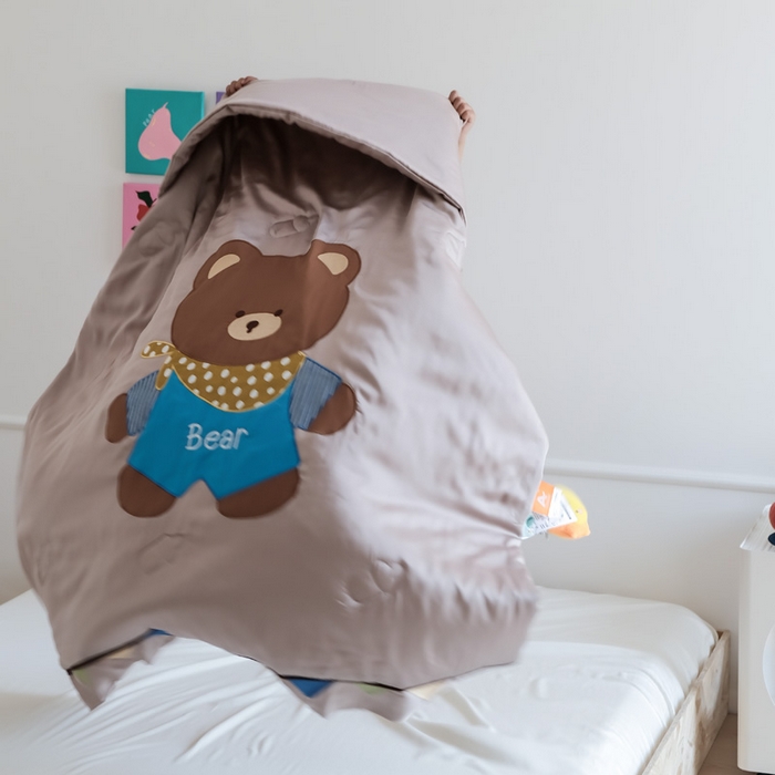 91家纺网 家纺一手货源 找家纺 喜多兔儿童家纺 2025新款小惊喜儿童蚕丝蛋白天丝抗菌夏凉被 卡其色围兜小熊