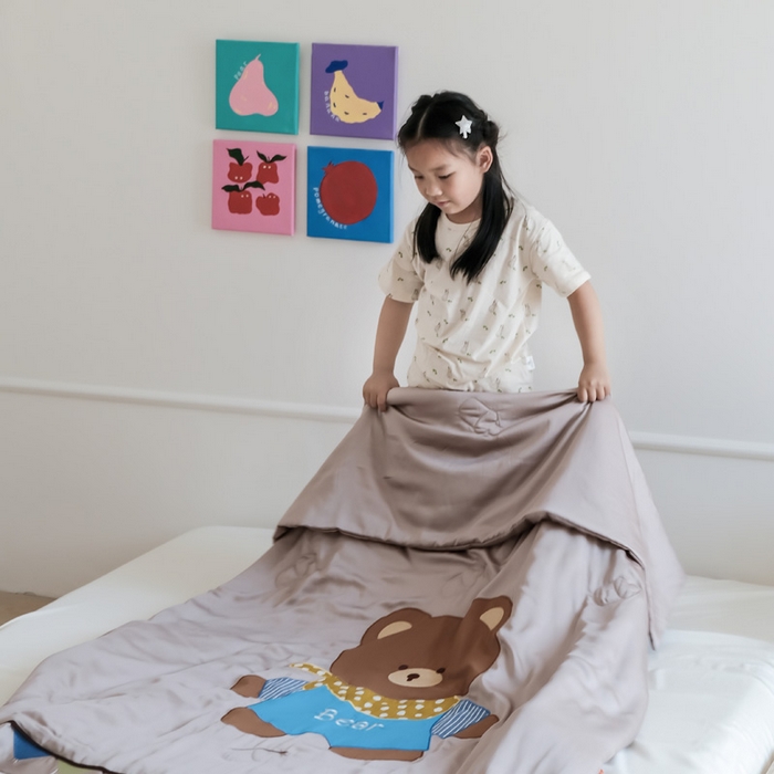 91家纺网 家纺一手货源 找家纺 喜多兔儿童家纺 2025新款小惊喜儿童蚕丝蛋白天丝抗菌夏凉被 卡其色围兜小熊