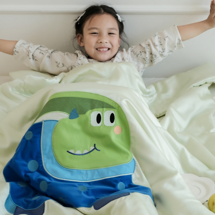 91家纺网 家纺一手货源 找家纺 喜多兔儿童家纺 2025新款小惊喜儿童蚕丝蛋白天丝抗菌夏凉被 绿色萌萌恐龙