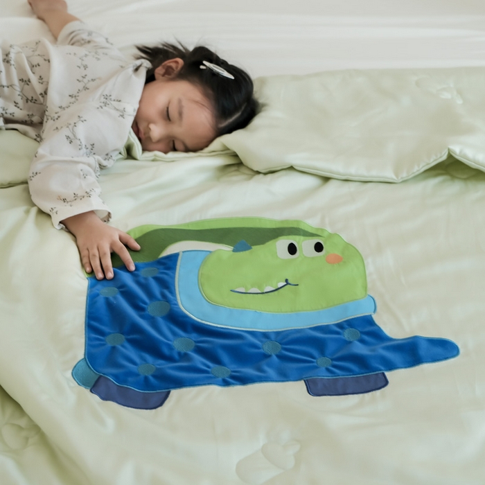 91家纺网 家纺一手货源 找家纺 喜多兔儿童家纺 2025新款小惊喜儿童蚕丝蛋白天丝抗菌夏凉被 绿色萌萌恐龙