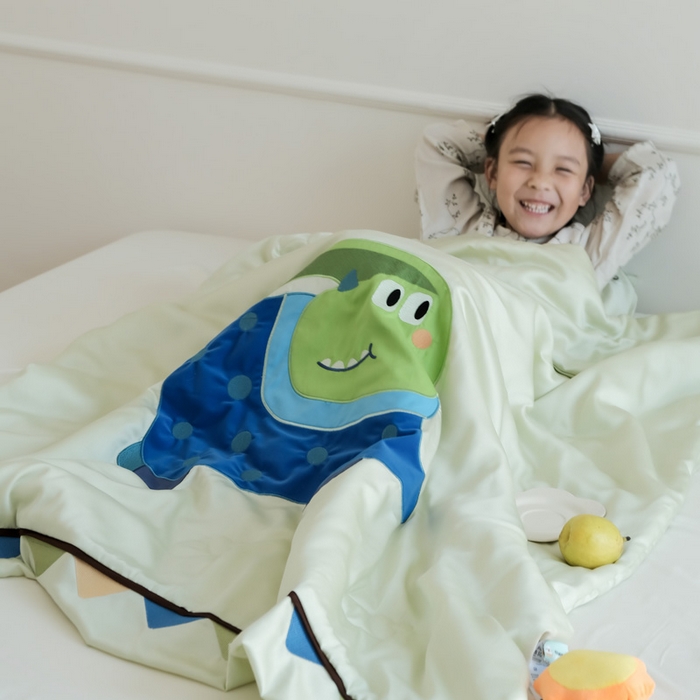 91家纺网 家纺一手货源 找家纺 喜多兔儿童家纺 2025新款小惊喜儿童蚕丝蛋白天丝抗菌夏凉被 绿色萌萌恐龙