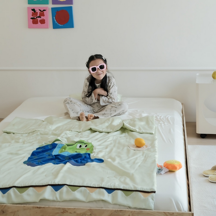 91家纺网 家纺一手货源 找家纺 喜多兔儿童家纺 2025新款小惊喜儿童蚕丝蛋白天丝抗菌夏凉被 绿色萌萌恐龙