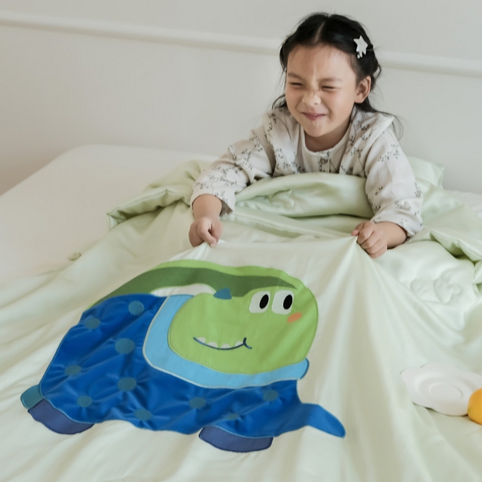 91家纺网 家纺一手货源 找家纺 喜多兔儿童家纺 2025新款小惊喜儿童蚕丝蛋白天丝抗菌夏凉被 绿色萌萌恐龙