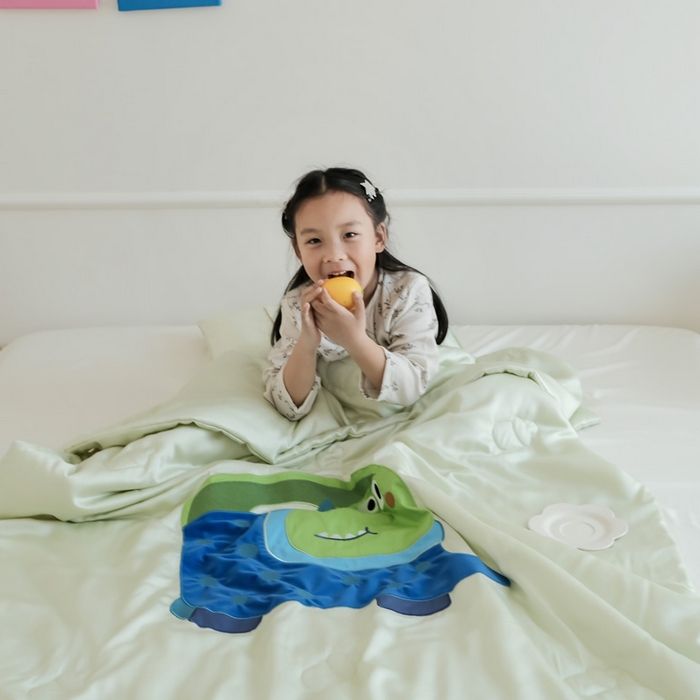 91家纺网 家纺一手货源 找家纺 喜多兔儿童家纺 2025新款小惊喜儿童蚕丝蛋白天丝抗菌夏凉被 绿色萌萌恐龙