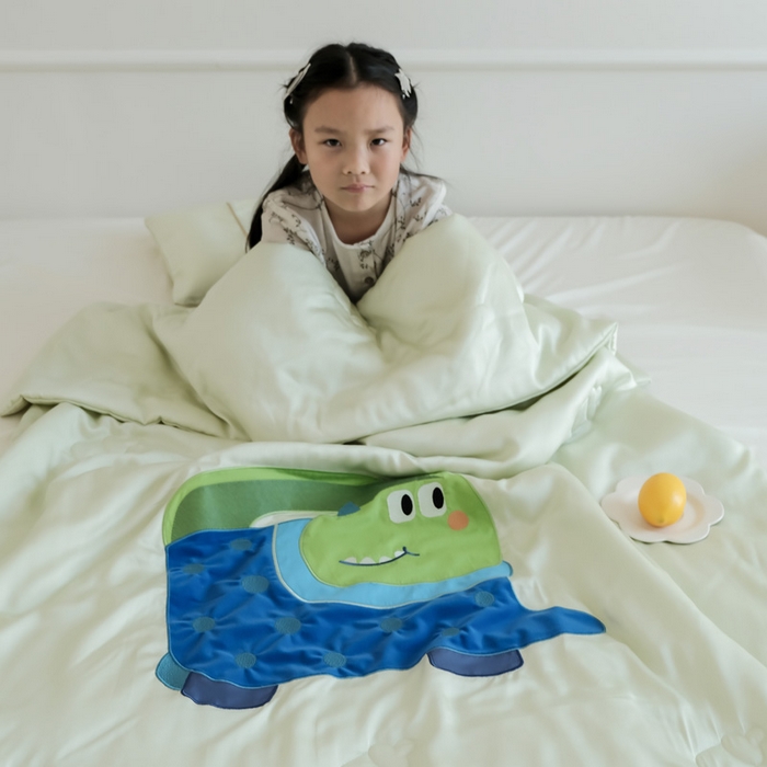 91家纺网 家纺一手货源 找家纺 喜多兔儿童家纺 2025新款小惊喜儿童蚕丝蛋白天丝抗菌夏凉被 绿色萌萌恐龙