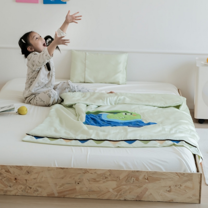 91家纺网 家纺一手货源 找家纺 喜多兔儿童家纺 2025新款小惊喜儿童蚕丝蛋白天丝抗菌夏凉被 绿色萌萌恐龙