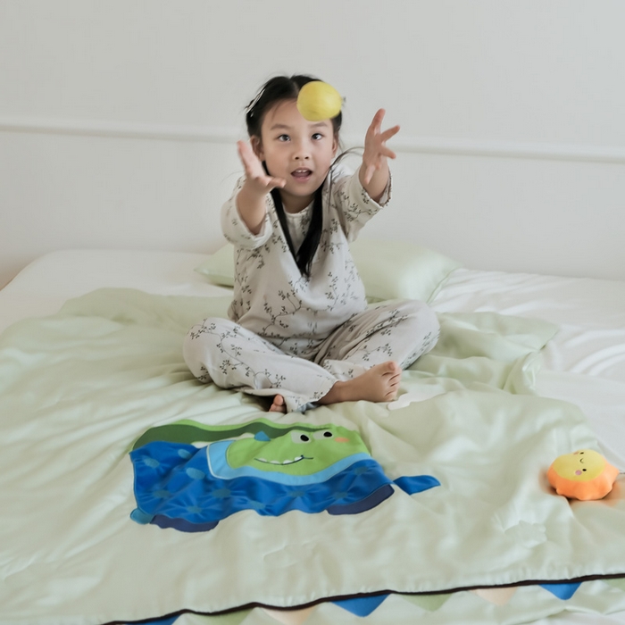 91家纺网 家纺一手货源 找家纺 喜多兔儿童家纺 2025新款小惊喜儿童蚕丝蛋白天丝抗菌夏凉被 绿色萌萌恐龙