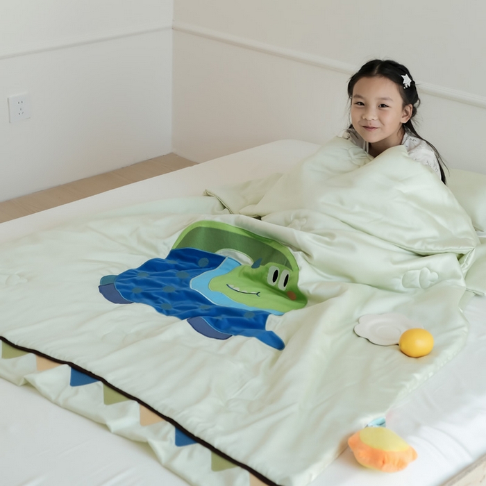 91家纺网 家纺一手货源 找家纺 喜多兔儿童家纺 2025新款小惊喜儿童蚕丝蛋白天丝抗菌夏凉被 绿色萌萌恐龙