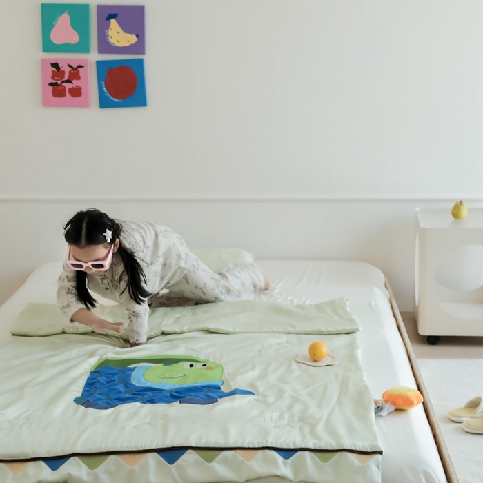91家纺网 家纺一手货源 找家纺 喜多兔儿童家纺 2025新款小惊喜儿童蚕丝蛋白天丝抗菌夏凉被 绿色萌萌恐龙