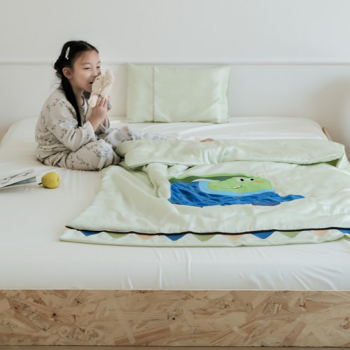 91家纺网 家纺一手货源 找家纺 喜多兔儿童家纺 2025新款小惊喜儿童蚕丝蛋白天丝抗菌夏凉被 绿色萌萌恐龙