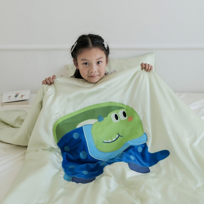 91家纺网 家纺一手货源 找家纺 喜多兔儿童家纺 2025新款小惊喜儿童蚕丝蛋白天丝抗菌夏凉被 绿色萌萌恐龙