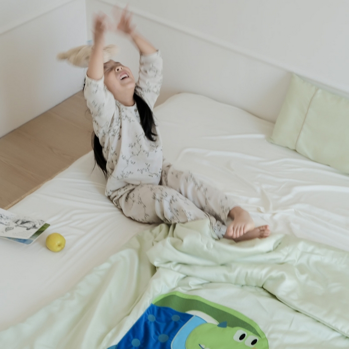 91家纺网 家纺一手货源 找家纺 喜多兔儿童家纺 2025新款小惊喜儿童蚕丝蛋白天丝抗菌夏凉被 绿色萌萌恐龙