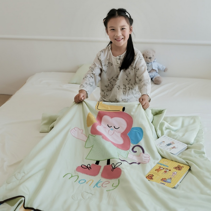 91家纺网 家纺一手货源 找家纺 喜多兔儿童家纺 2025新款小惊喜儿童蚕丝蛋白天丝抗菌夏凉被 绿色微笑小猴