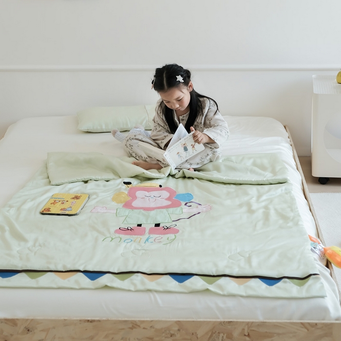 91家纺网 家纺一手货源 找家纺 喜多兔儿童家纺 2025新款小惊喜儿童蚕丝蛋白天丝抗菌夏凉被 绿色微笑小猴