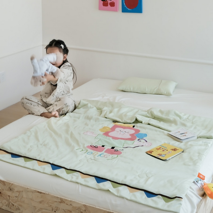 91家纺网 家纺一手货源 找家纺 喜多兔儿童家纺 2025新款小惊喜儿童蚕丝蛋白天丝抗菌夏凉被 绿色微笑小猴