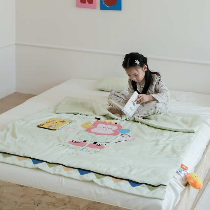 91家纺网 家纺一手货源 找家纺 喜多兔儿童家纺 2025新款小惊喜儿童蚕丝蛋白天丝抗菌夏凉被 绿色微笑小猴