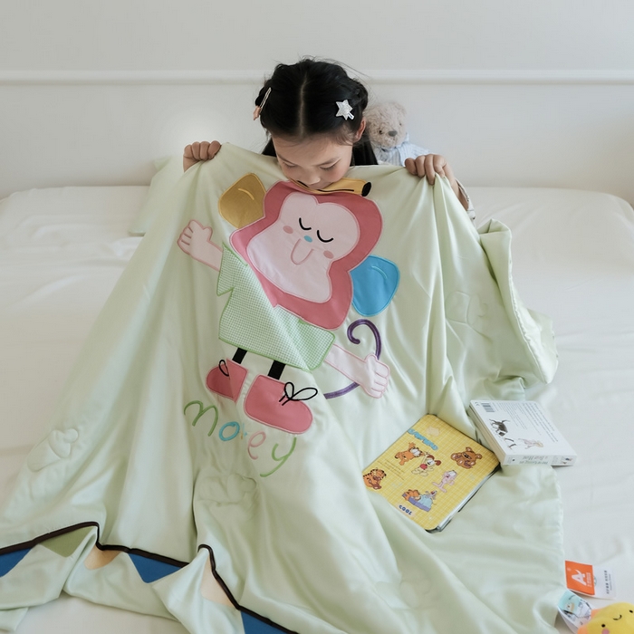 91家纺网 家纺一手货源 找家纺 喜多兔儿童家纺 2025新款小惊喜儿童蚕丝蛋白天丝抗菌夏凉被 绿色微笑小猴