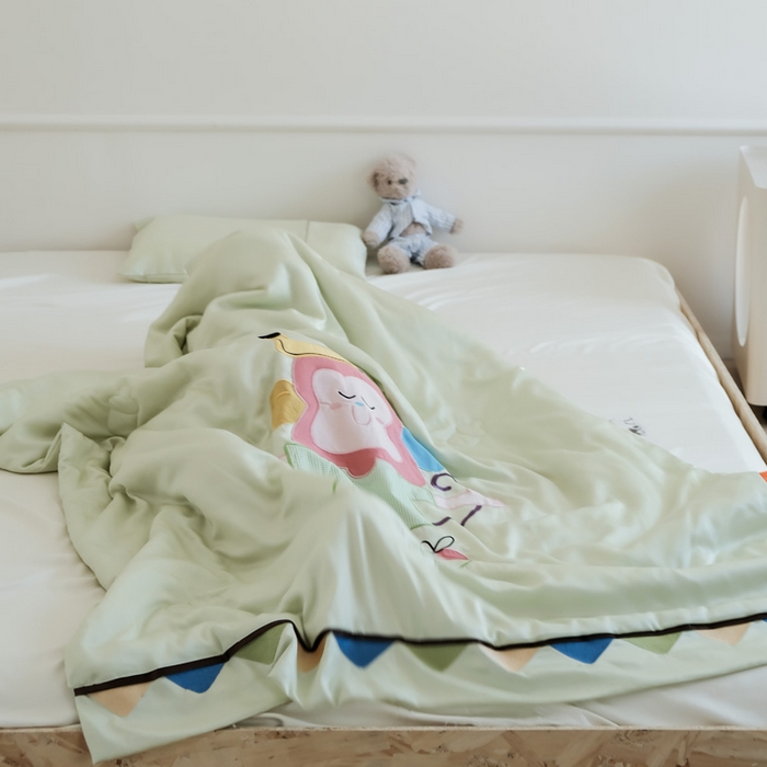 91家纺网 家纺一手货源 找家纺 喜多兔儿童家纺 2025新款小惊喜儿童蚕丝蛋白天丝抗菌夏凉被 绿色微笑小猴