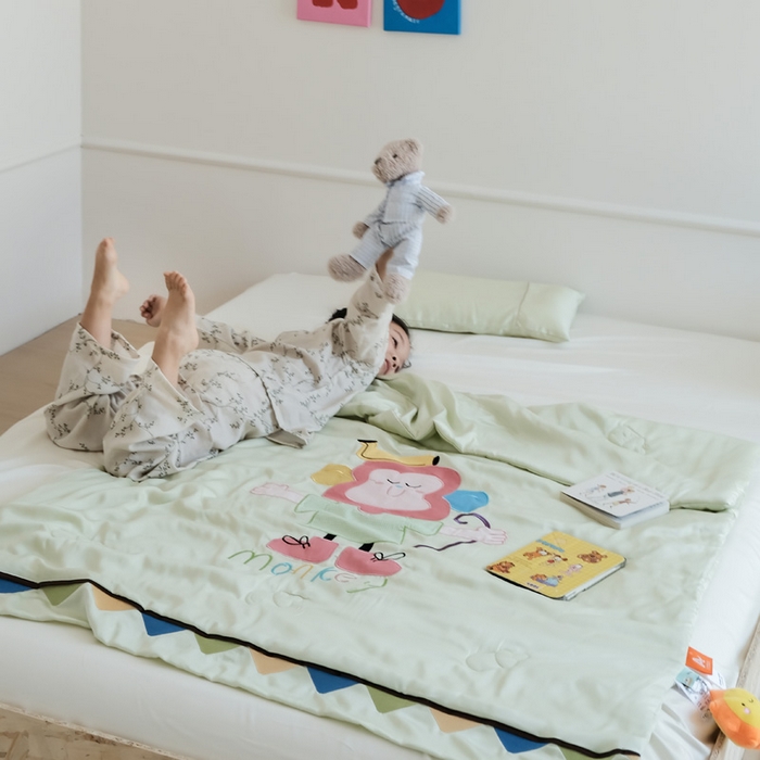 91家纺网 家纺一手货源 找家纺 喜多兔儿童家纺 2025新款小惊喜儿童蚕丝蛋白天丝抗菌夏凉被 绿色微笑小猴