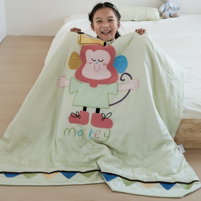 91家纺网 家纺一手货源 找家纺 喜多兔儿童家纺 2025新款小惊喜儿童蚕丝蛋白天丝抗菌夏凉被 绿色微笑小猴