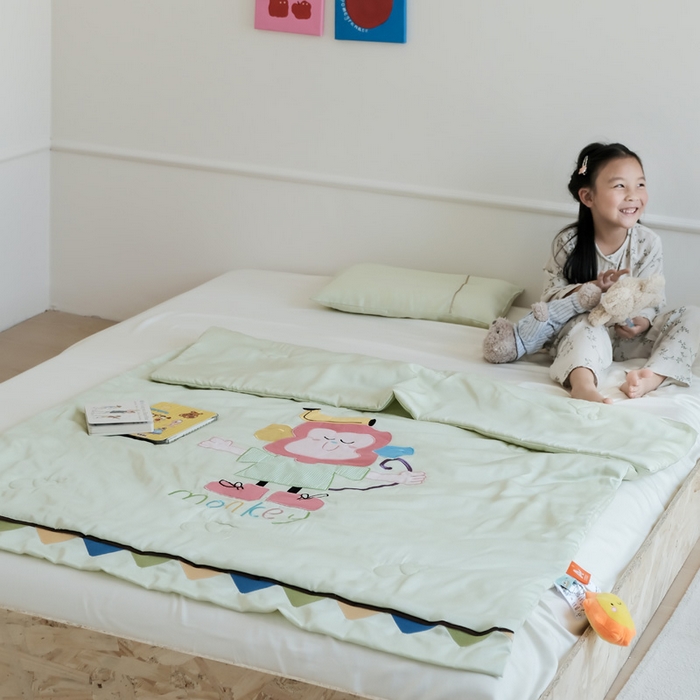91家纺网 家纺一手货源 找家纺 喜多兔儿童家纺 2025新款小惊喜儿童蚕丝蛋白天丝抗菌夏凉被 绿色微笑小猴