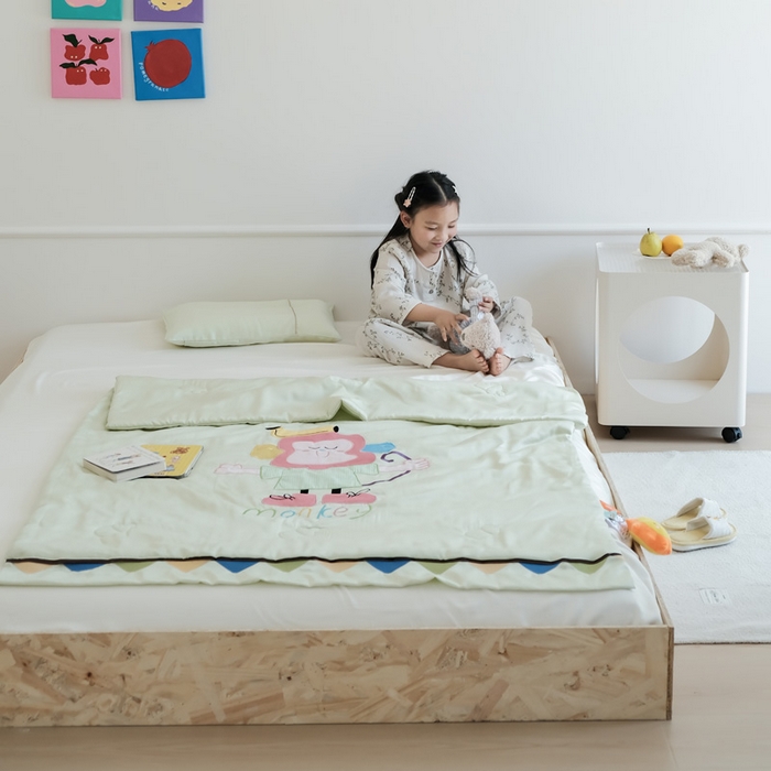 91家纺网 家纺一手货源 找家纺 喜多兔儿童家纺 2025新款小惊喜儿童蚕丝蛋白天丝抗菌夏凉被 绿色微笑小猴