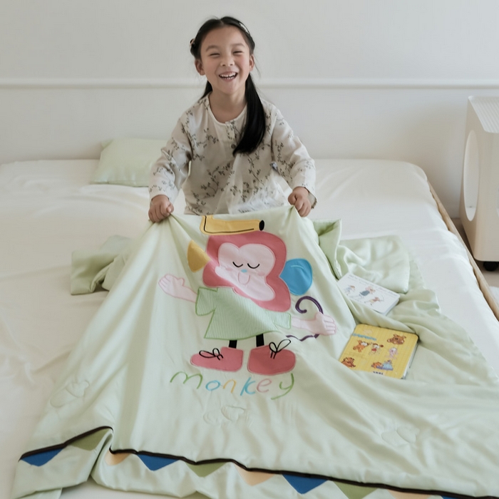 91家纺网 家纺一手货源 找家纺 喜多兔儿童家纺 2025新款小惊喜儿童蚕丝蛋白天丝抗菌夏凉被 绿色微笑小猴