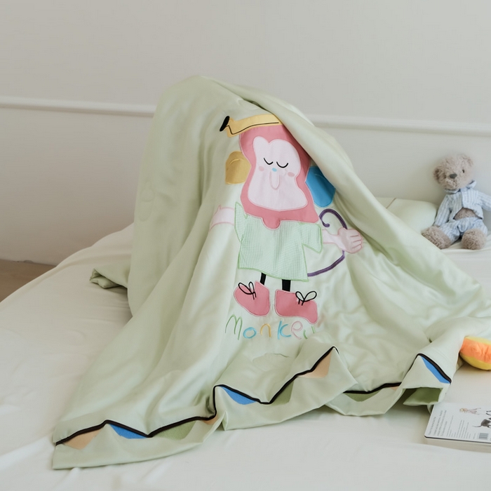 91家纺网 家纺一手货源 找家纺 喜多兔儿童家纺 2025新款小惊喜儿童蚕丝蛋白天丝抗菌夏凉被 绿色微笑小猴