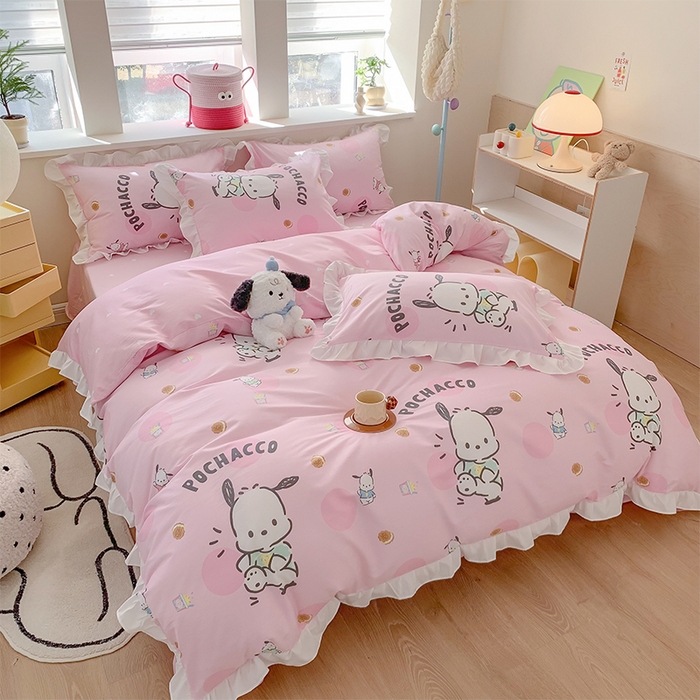 91家纺网 家纺一手货源 找家纺 玉元坊 2025年5月新品 三丽鸥花边被套全棉床单纯棉床裙床笠三四件套-帕恰狗系列 开心帕恰狗【花边款式】