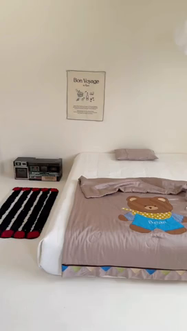 91家纺网 家纺一手货源 找家纺 喜多兔儿童家纺 2025新款小惊喜儿童蚕丝蛋白天丝抗菌夏凉被 卡其色围兜小熊