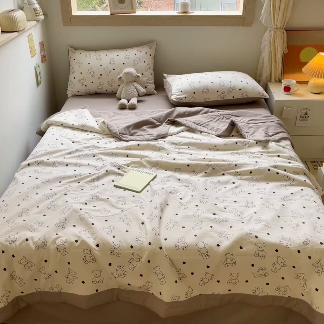 91家纺网 家纺一手货源 找家纺 咏绒家纺工厂店 2025新款A类云朵棉棉花夏被被子被芯 比利小熊-咖