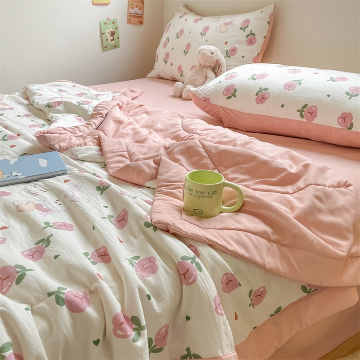 91家纺网 家纺一手货源 找家纺 咏绒家纺工厂店 2025新款A类云朵棉棉花夏被被子被芯 碧叶粉黛-粉