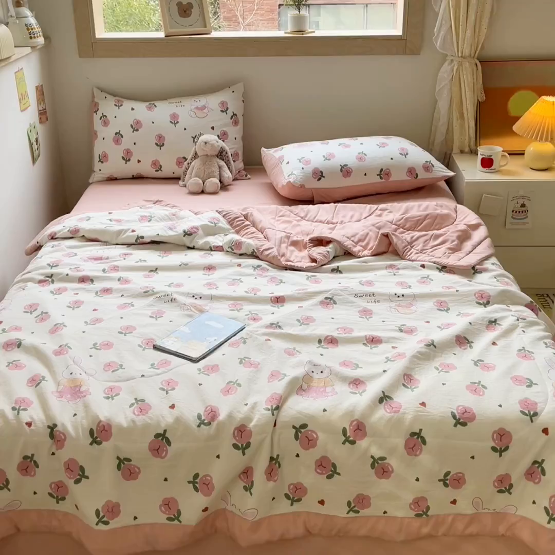 91家纺网 家纺一手货源 找家纺 咏绒家纺工厂店 2025新款A类云朵棉棉花夏被被子被芯 碧叶粉黛-粉