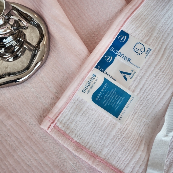 91家纺网 家纺一手货源 找家纺 席之家 2025新款高品质A类空气层可水洗凉感色织床单三件套-檀雅系列 檀雅-雾粉