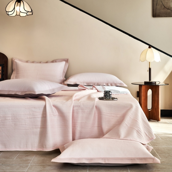 91家纺网 家纺一手货源 找家纺 席之家 2025新款高品质A类空气层可水洗凉感色织床单三件套-檀雅系列 檀雅-雾粉