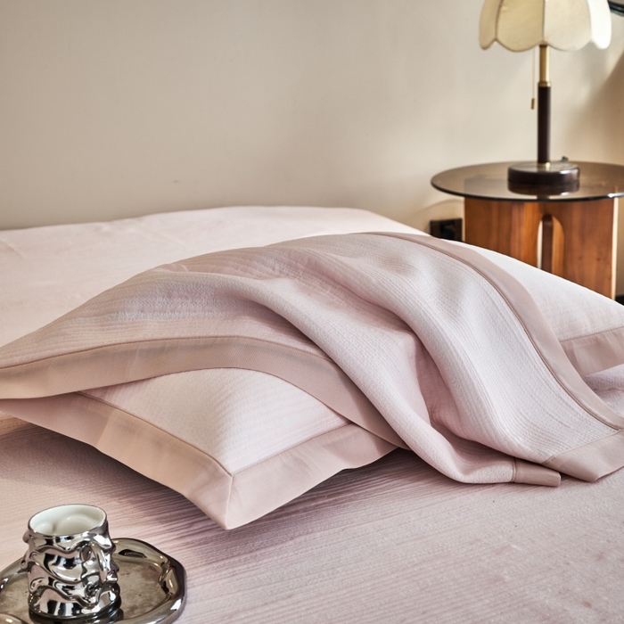 91家纺网 家纺一手货源 找家纺 席之家 2025新款高品质A类空气层可水洗凉感色织床单三件套-檀雅系列 檀雅-雾粉