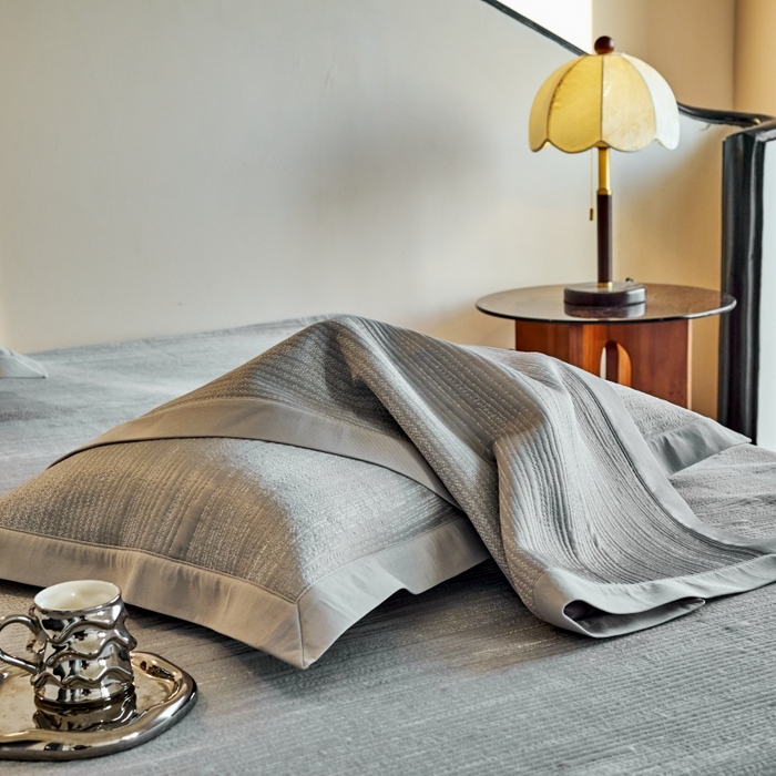 91家纺网 家纺一手货源 找家纺 席之家 2025新款高品质A类空气层可水洗凉感色织床单三件套-檀雅系列 檀雅-浅灰