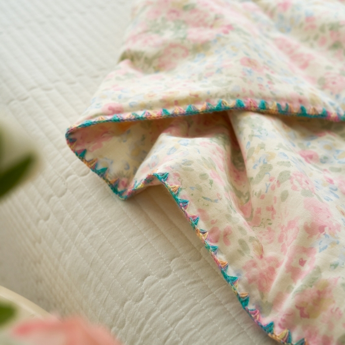 91家纺网 家纺一手货源 找家纺 洋铭区（原狠狠爱） 2025新款贝壳彩边双层纱夏被被子被芯 玉兔粉花