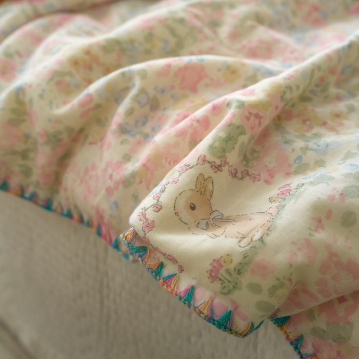 91家纺网 家纺一手货源 找家纺 洋铭区（原狠狠爱） 2025新款贝壳彩边双层纱夏被被子被芯 玉兔粉花